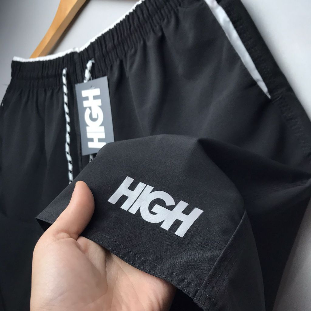 Bermuda Esportiva de Elastano Básica Masculina Tecido Confortável e com Logo Refletivo