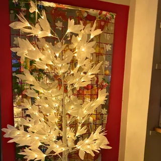 Árvore em led  1.80cm  natal  decoração Branca/vermelho/Dourado. 39 galhos YCH-5
