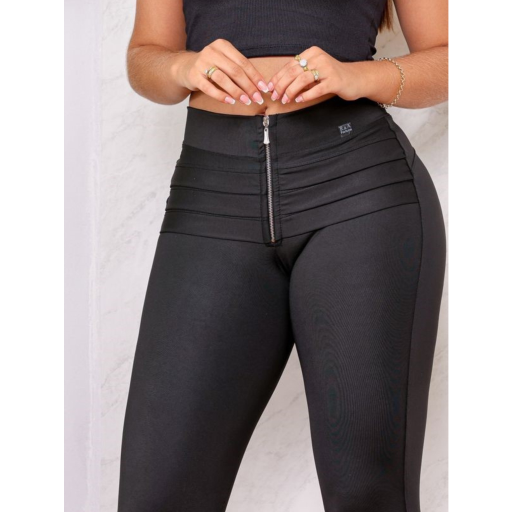 Mulher com Calça Leg na Black Friday 2025 | BuscaProdutos