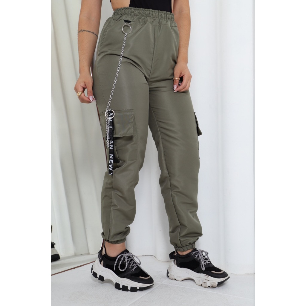 Calça Cargo Jogger Feminina Com Corrente e bolsos laterais - Main Image