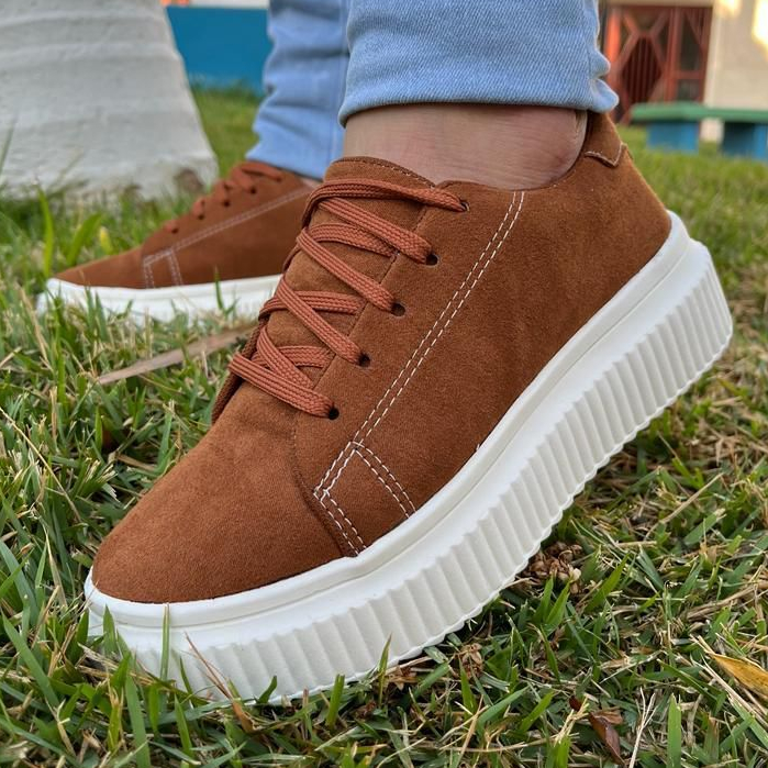 Tênis casual feminino caramelo de camurça liso plataforma