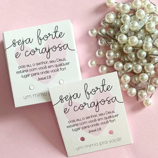 Mini Tag Seja Forte e corajosa + Brincos de perola com tarraxas 4x5cm em Oferta na Shopee