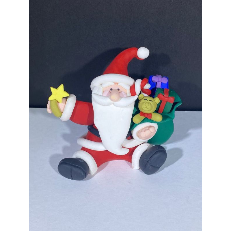 Enfeite de Papai Noel Segurando Presente Decoração Enfeites de Natal Christmas Natalino