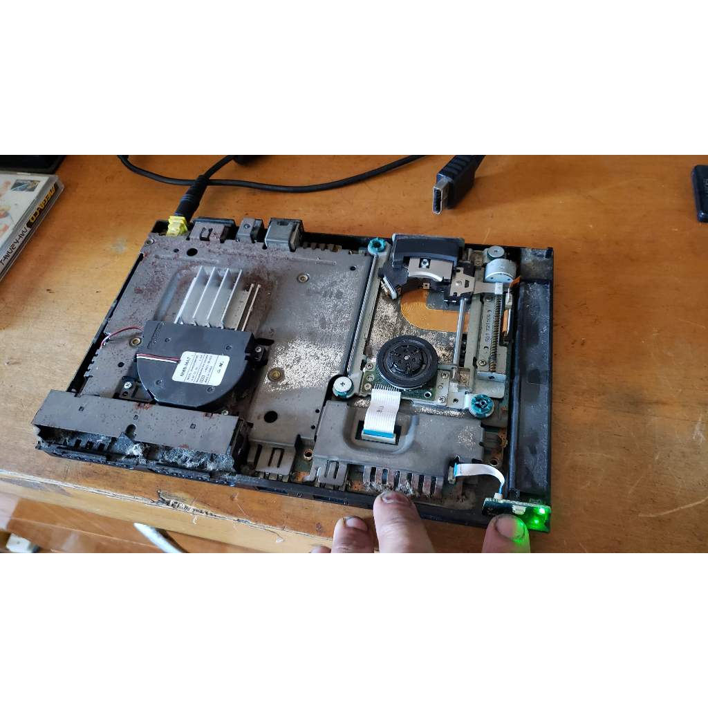 Sony PlayStation 2 Slim só o aparelho sem nada e com defeito Sony PlayStation 2 Slim só o aparelho sem nada e com defeito