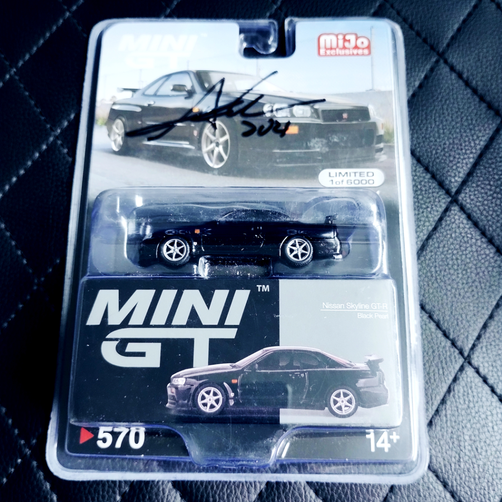 MINI GT 570 - Nissan Skyline GT-R Black Pearl - autografado