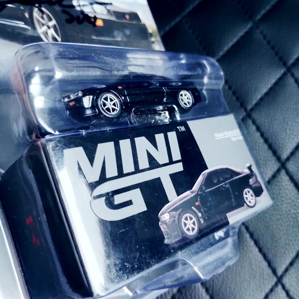MINI GT 570 - Nissan Skyline GT-R Black Pearl - autografado