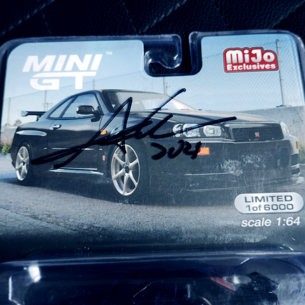 MINI GT 570 - Nissan Skyline GT-R Black Pearl - autografado