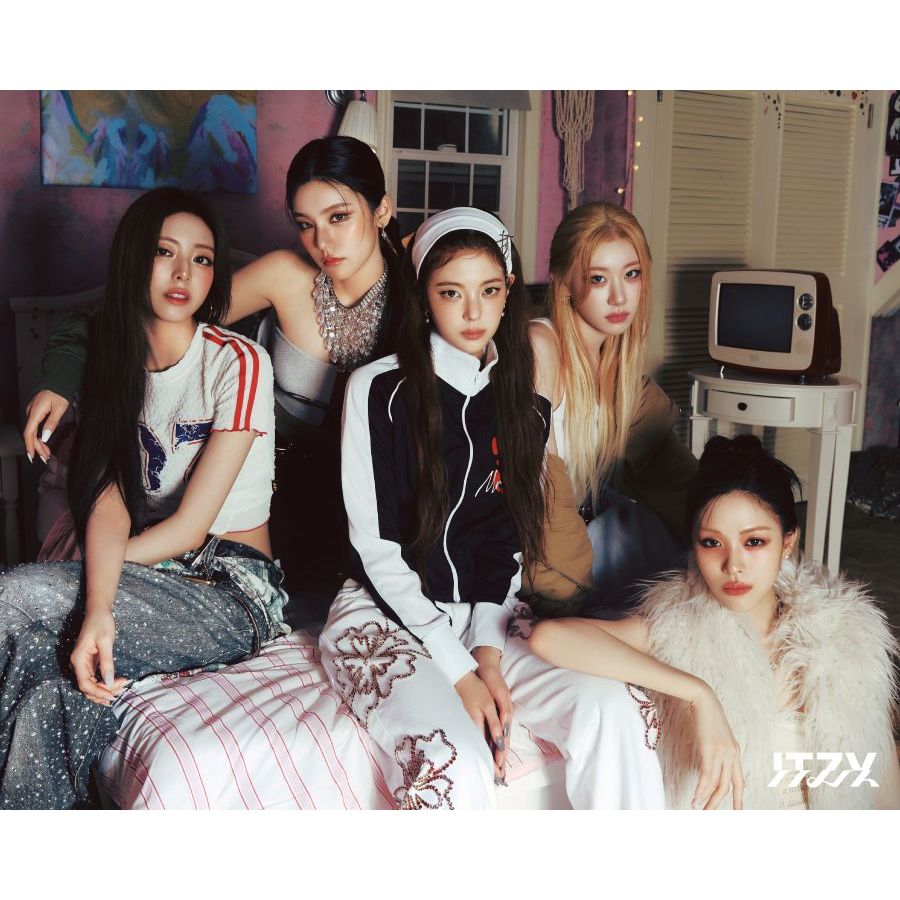 ITZY - PÔSTER GOLD - fanmade - CHAERYEONG - YEJI - LIA- RYUJIN - YUNA