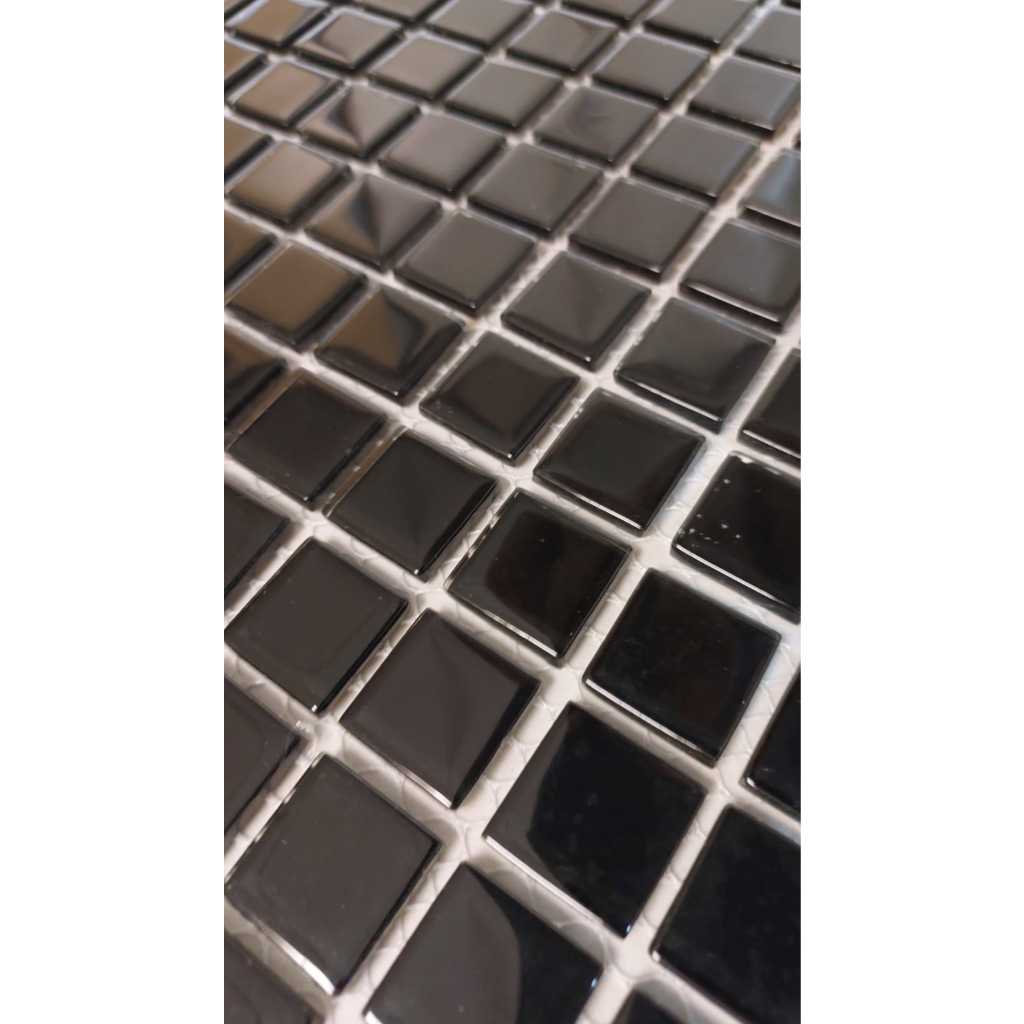 Pastilha de Vidro Cristal Preta Lisa Black LBG17BLACK Placa em 30x30cm - La Bella Griffe