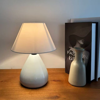 Abajur Luminaria de Ceramica Porcelana Gota Bivolt Com Cupula para Decoração Quarto Escritorio Sala Decoração