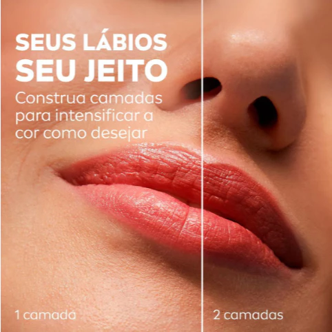 Close nos lábios demonstrando a diferença de pigmentação entre uma e duas camadas do protetor labial