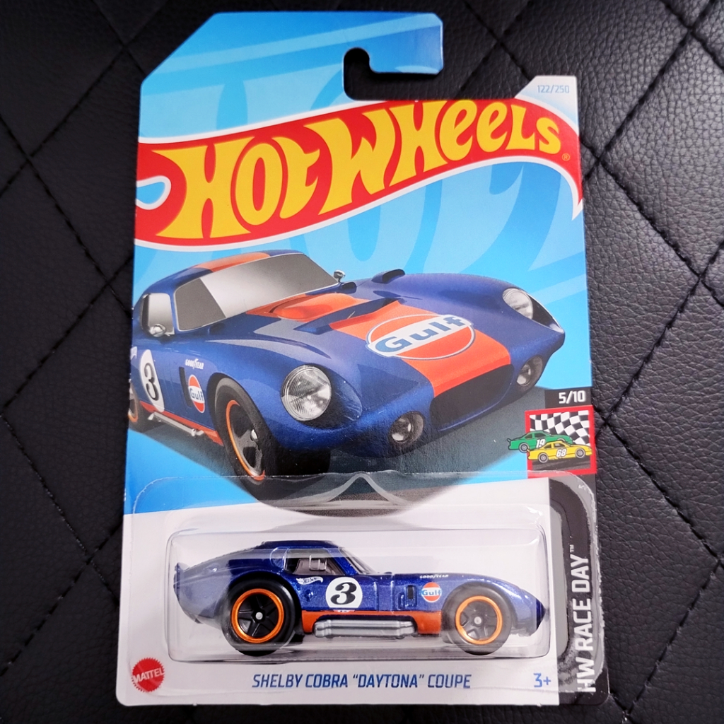 Hot Wheels – Shelby Cobra Daytona Coupé – HW Race Day 5/10 – Édition Gulf & Good Year – 1:64 – Carte Courte – Mattel 2024