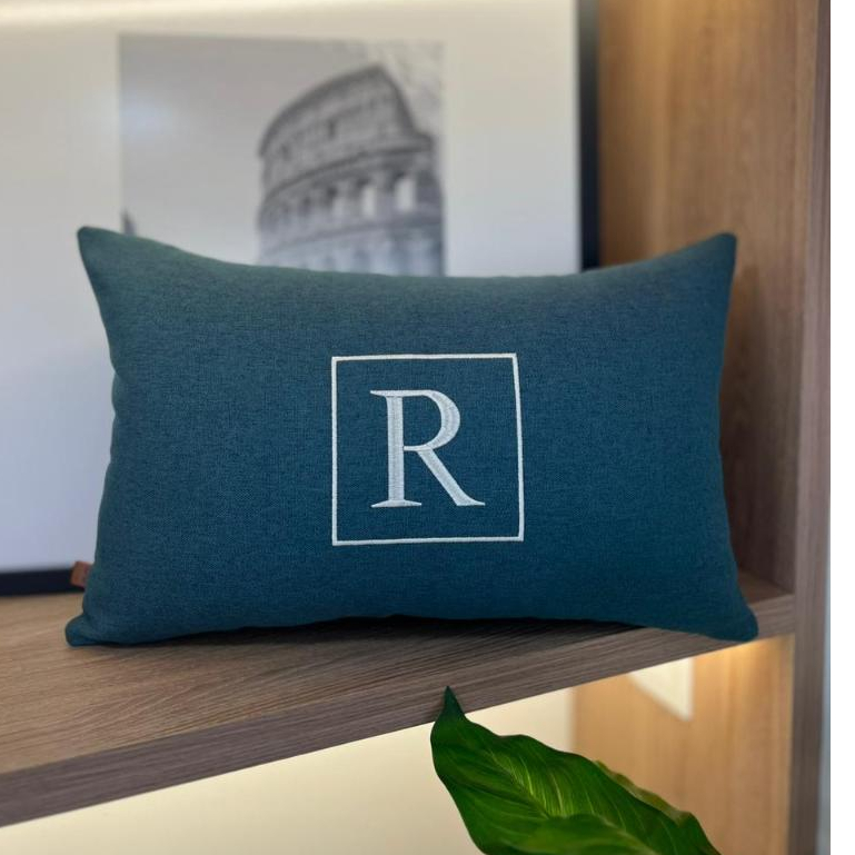 Almofada Inicial Bordada Com Enchimento Personalizada Cama 50x30