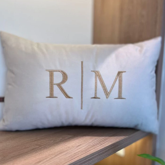 Almofada Personalizada INICIAL | INICIAL Casal Bordada (01 UNIDADE) 50x30 Com Enchimento Cama Posta — foto 2 de 4