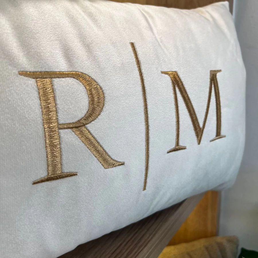 Almofada Personalizada INICIAL | INICIAL Casal Bordada (01 UNIDADE) 50x30 Com Enchimento Cama Posta — foto 3 de 4