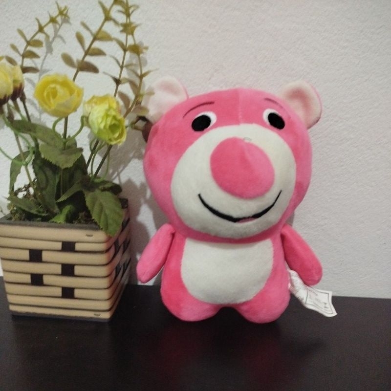 urso rosa toy story Lotso retorna à @Crocs 🐻 O vilão de Toy Story 3 é tema de mais uma Classic  Clog. A textura peluda e fofinha de Lotso cobriu toda a Classic Clog,  trazendo o main image 1