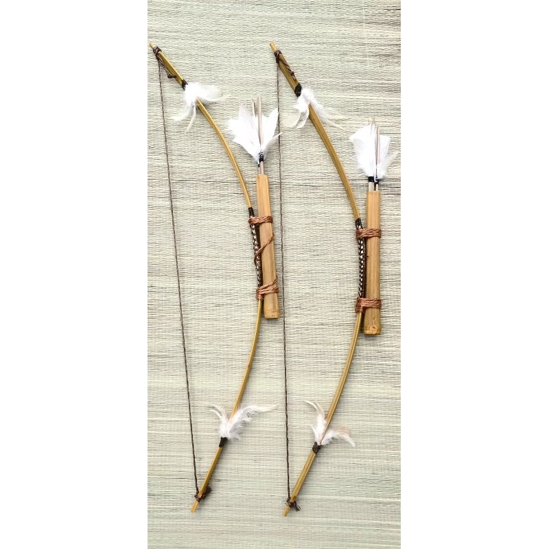 Arco e Flechas Indígena 80 cm Pena Branca Caboclo Jurema Candomble Brinquedo Decoração