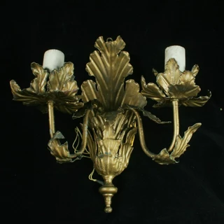 Elegante arandela em metal dourado para duas lâmpadas