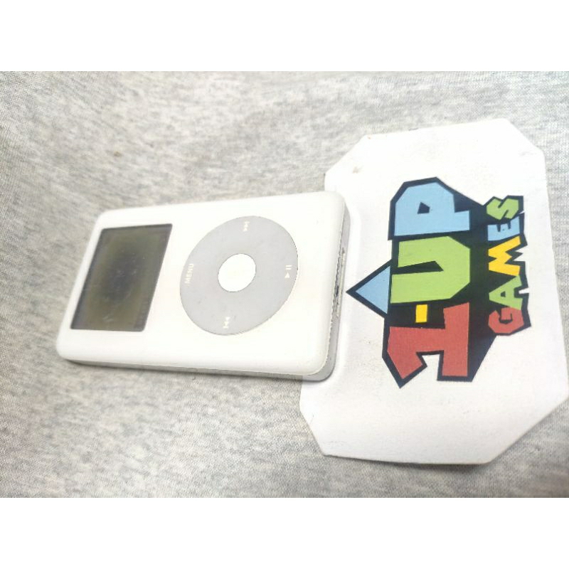 iPod classic A1059 20gb. bateria boa. mancha na tela mas dá pra navegar normal. um amassadinho conforme a foto