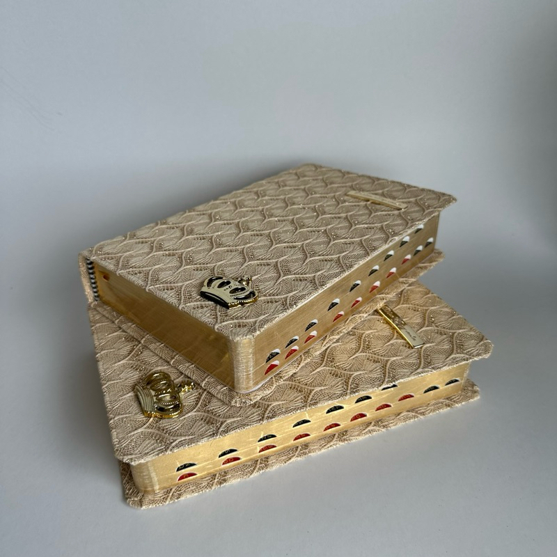 Bíblia com Letras Hipergigante - Renda Trabalhada/Gold - Placa banhada a OURO