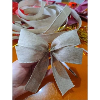 Laços de Natal pequenos.