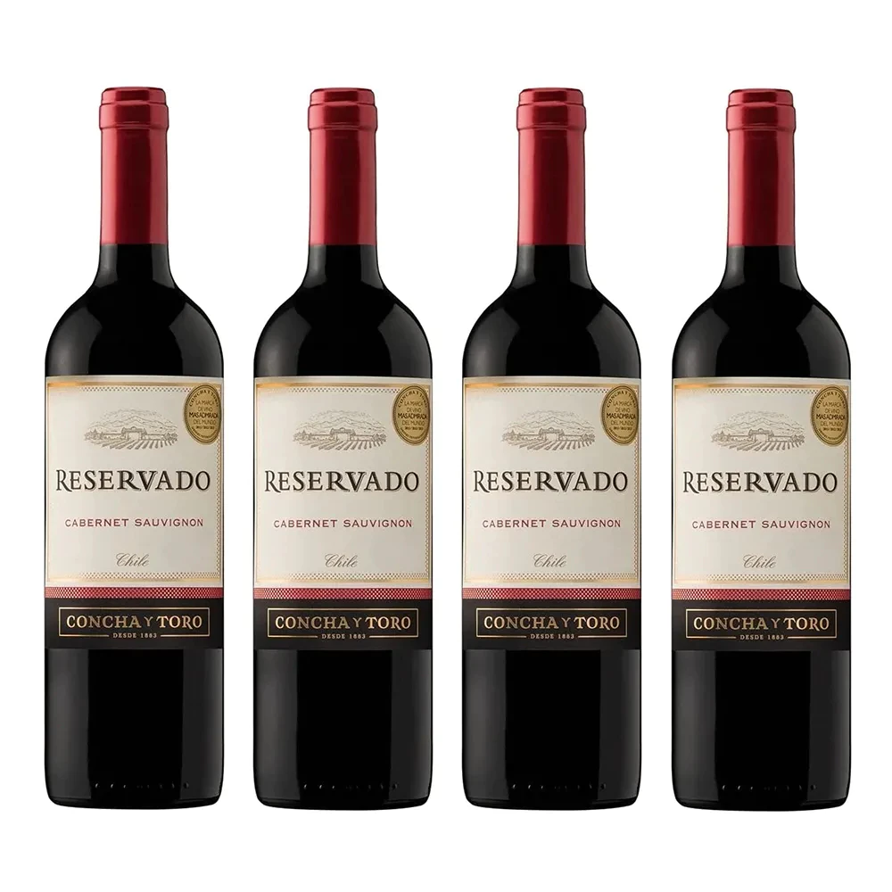 Quatro garrafas de vinho Concha Y Toro Reservado Cabernet Sauvignon alinhadas