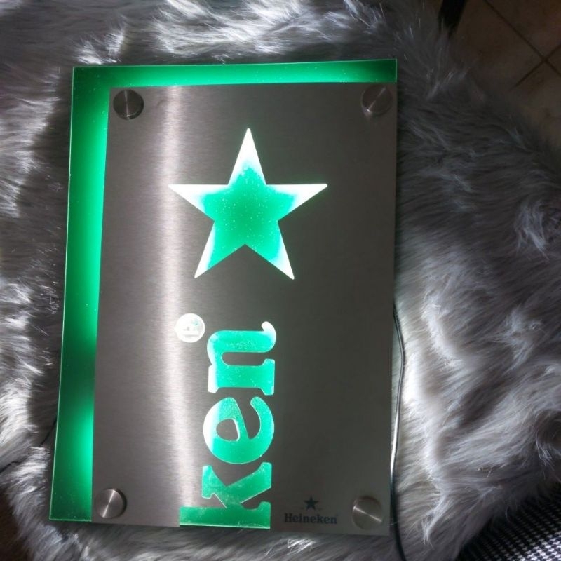Quadro de acrílico Heineken com inox e luz de fita de led, bivolt