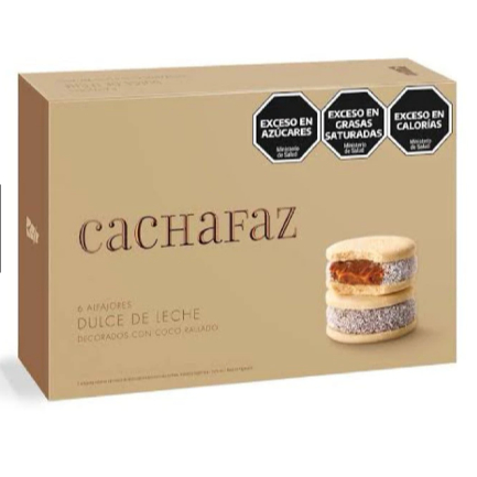 Alfajor Cachafaz recheado com doce de leite, decorado com coco ralado