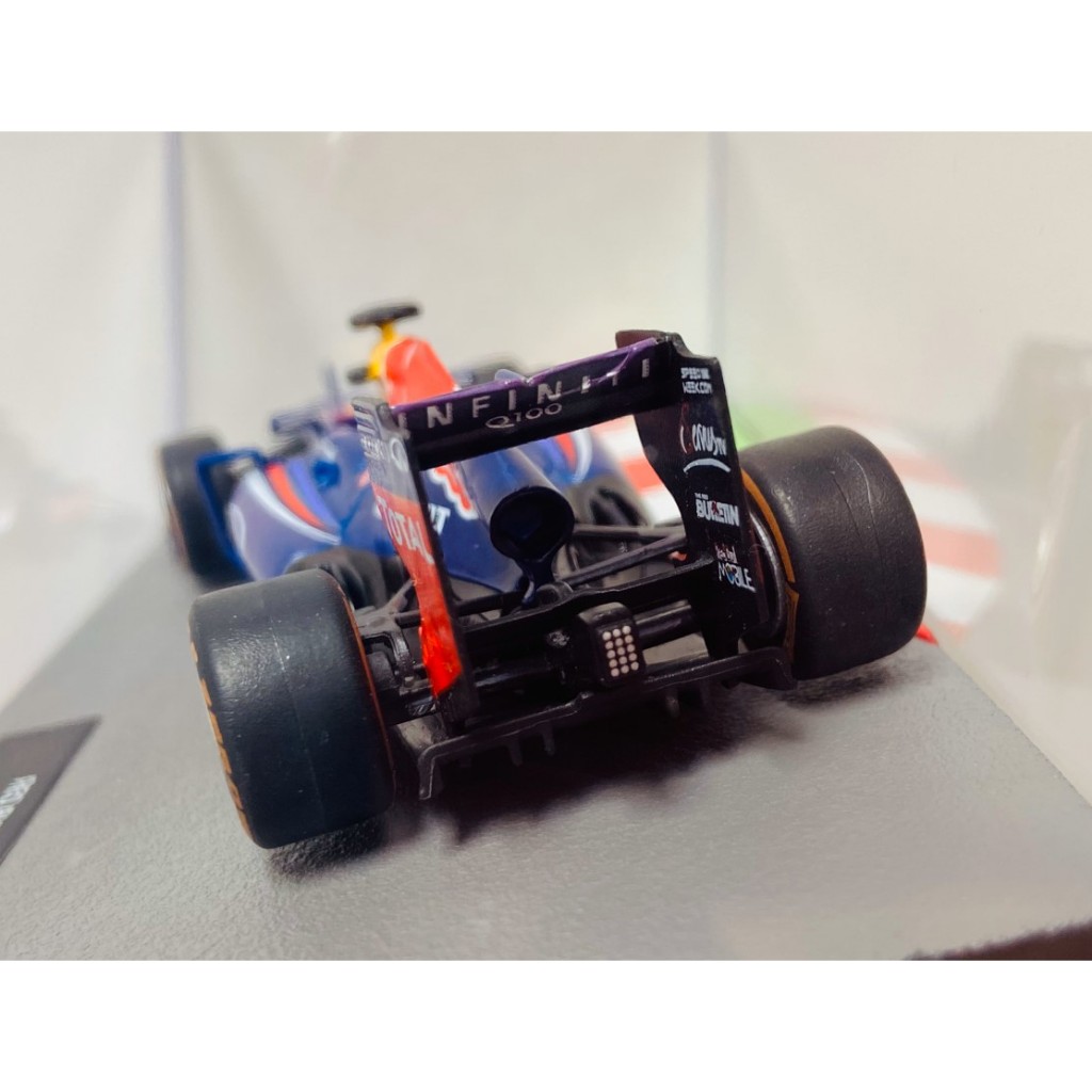 Miniatura Red Bull RB9 - Sebastian Vettel - World Champion
