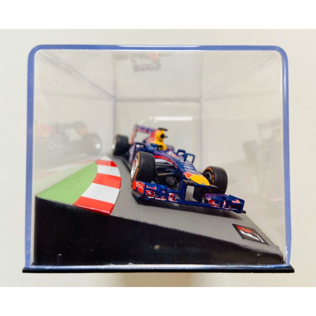 Miniatura Red Bull RB9 - Sebastian Vettel - World Champion