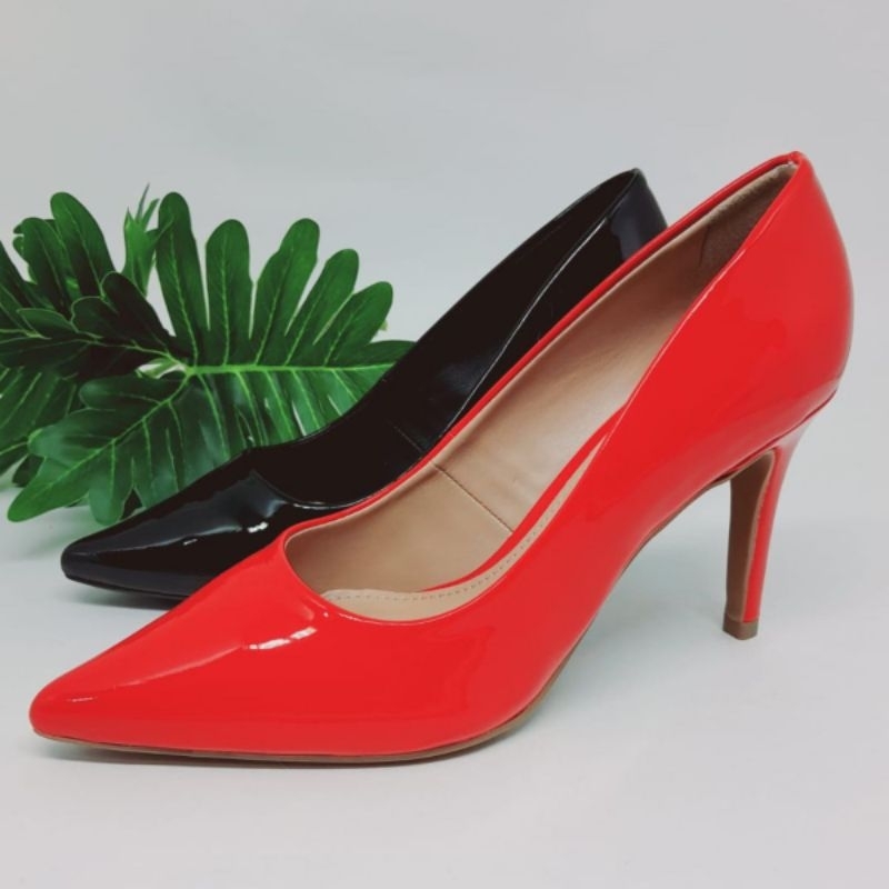 Scarpin Vermelho e Scarpin Preto Ambos Salto Fino Ou Salto Agulha Para ...