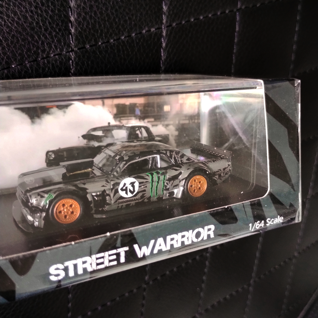 Auto Collezione Ghost Player STREET WARRIOR 1:64 1965 Mustang Hoonicorn