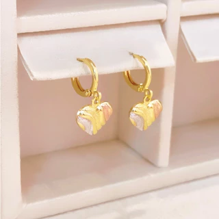 Brinco Argolinha com Coração Pendurado Folheado a Ouro 18K - Hipoalergênico