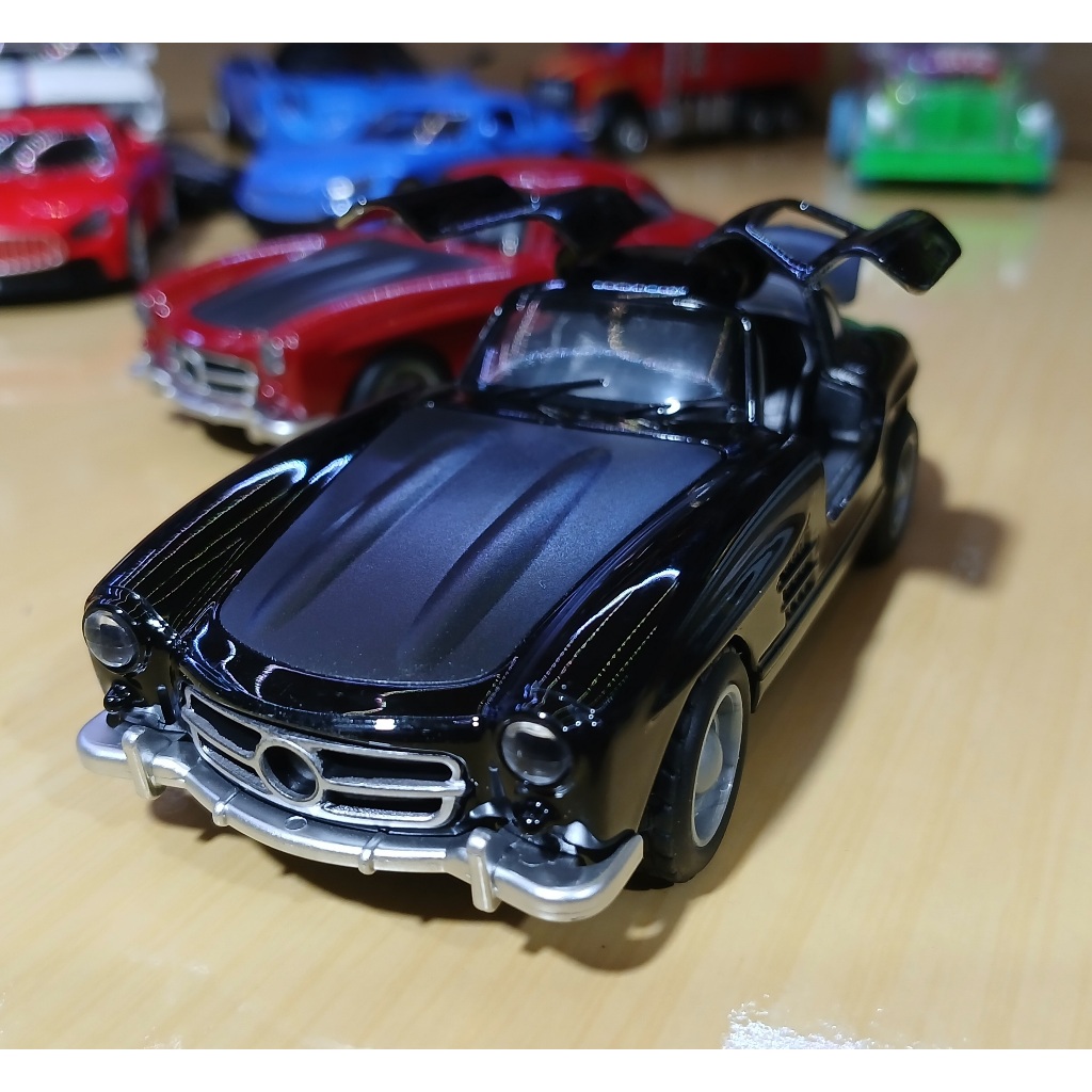 MINIATURA DE CARRINHO DE METAL MERCEDES 300 SL COUPÉ A FRICÇÃO