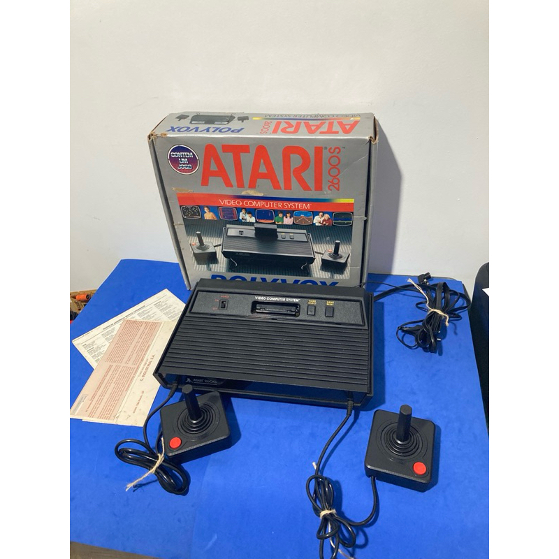 1RE ÉDITION FRANÇAISE datée Mars 1981 REV. 1 console Atari 2600 (option MOD AV) EUR 800,00 - FR