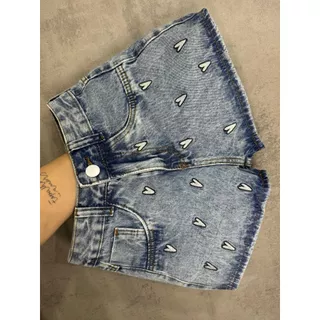 Short Jeans Com Bordados De Corações Brancos E Barrinha Costurada