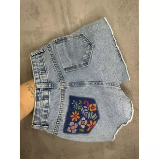 Short Jeans Claro Marmorizado Com Detalhes Bordados No Bolso Traseiro