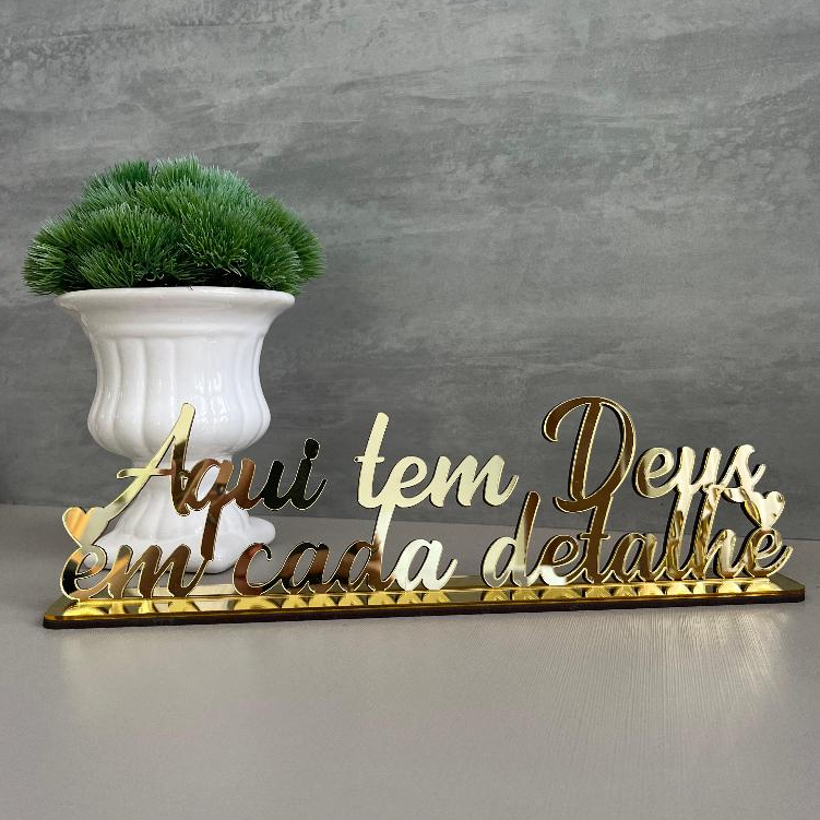 Foto de Frase Em Acrílico Aqui Tem Deus Em Cada Detalhe Decoração Quarto Sala Escritório