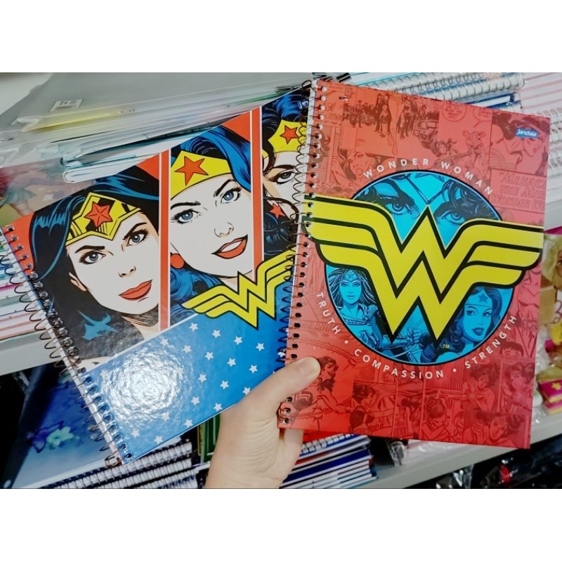 KIT COM 2 CADERNOS DA MULHER MARAVILHA 1 DE UMA MATÉRIA E 1 CADERNO DE ...