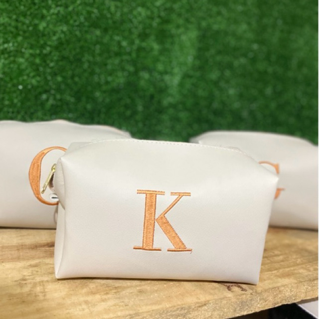Bolsinha/necessaire multifuncional bordado com inicial