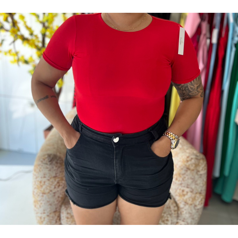 Body Vermelho Camisetinha com Feixo em Baixo Colada no Corpo Tecido de ...