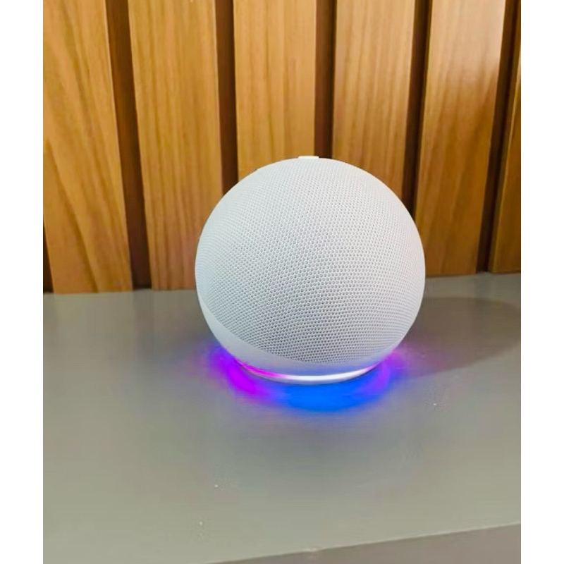 Caixa de som modelo Alexa com comando de voz através do app da Amazon Alexa pelo celular