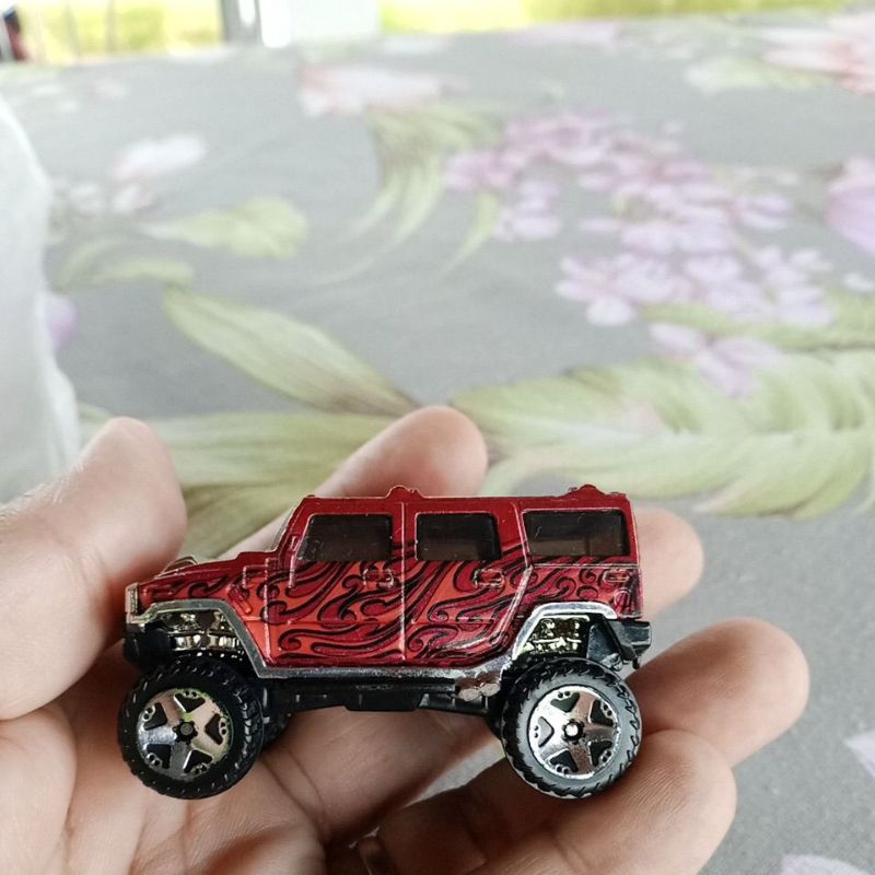 Miniatura hotwheels hummer h2 vermelho - COM MARCAS DE USO
