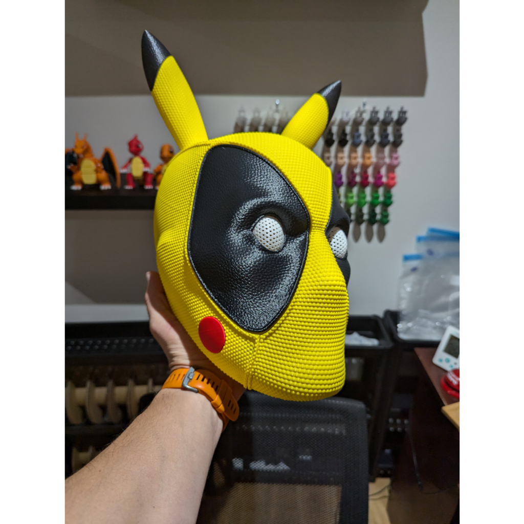 Máscara Pikapool - Fusão Deadpool e Pikachu - Marvel e Pokémon - Cosplay