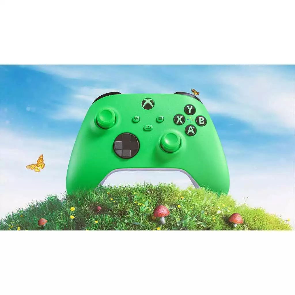 Controle sem fio Xbox Series X/S verde posicionado sobre uma colina gramada com borboletas e cogumelos ao fundo