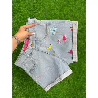 Short Jeans Cintura Alta E Lavagem Clara Com Bordado Tropical