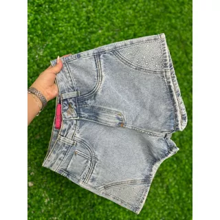 Short Jeans Tradicional Com Detalhes De Strass Delicados Nas Laterais