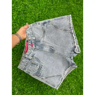 Short Jeans Tradicional Lavagem Clara Com Leve Tingimento