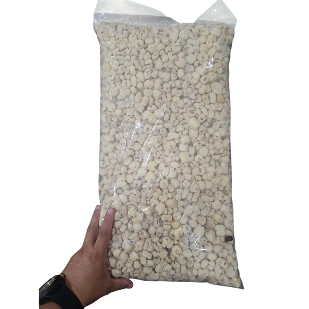 Verso do pacote de 1kg de Pipoca Doce Karoli, mostrando a transparência da embalagem com o conteúdo de pipocas doces visível.