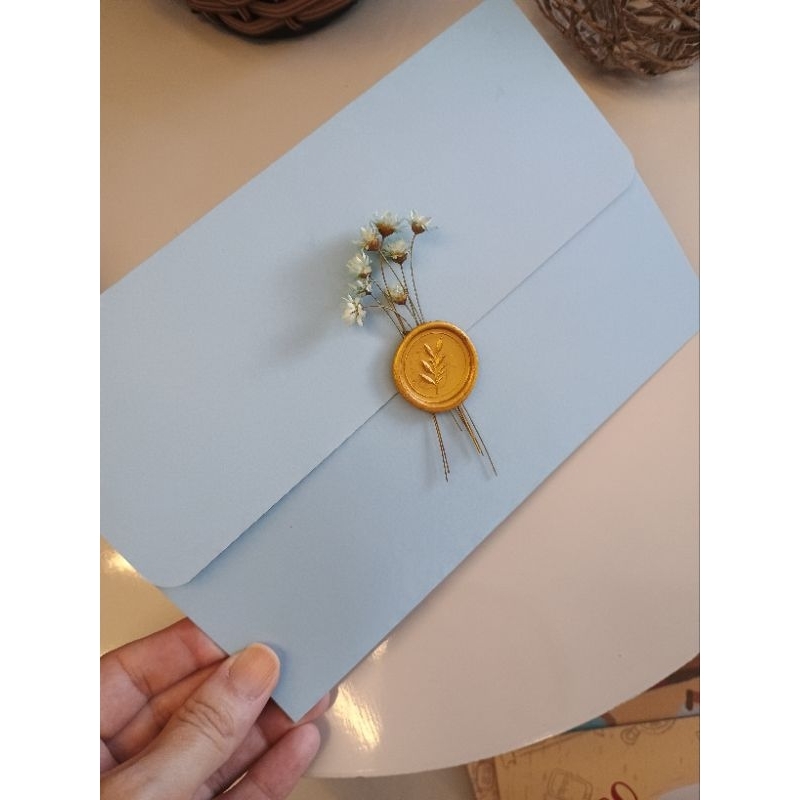 Convite de casamento com envelope azul serenity com lacre e flor